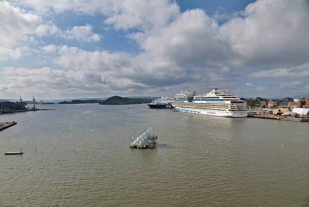 Skip ved havnen i Oslo, sett fra fjorden