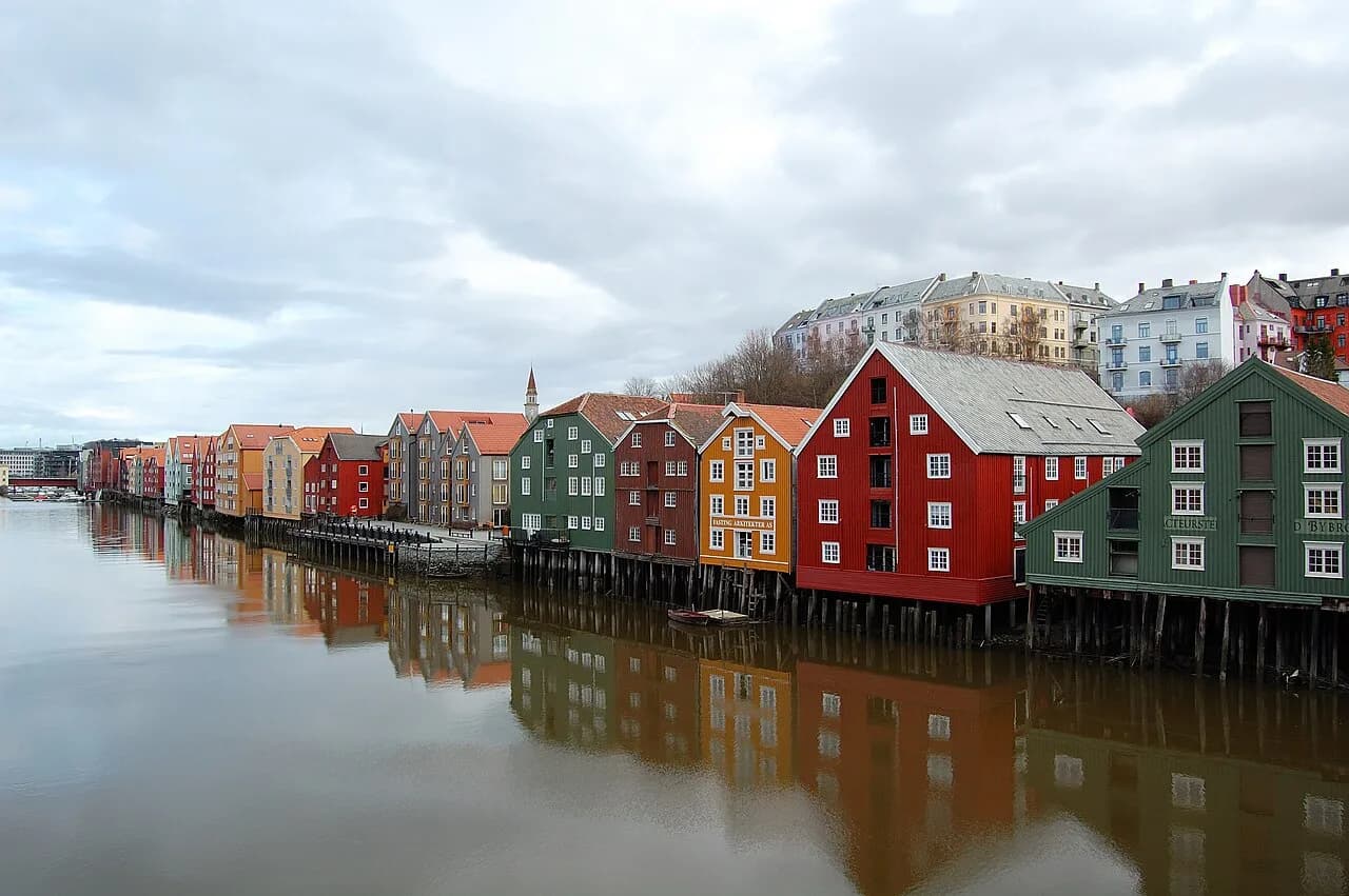 Fargerike trebrygger speiler seg i Nidelva i Trondheim
